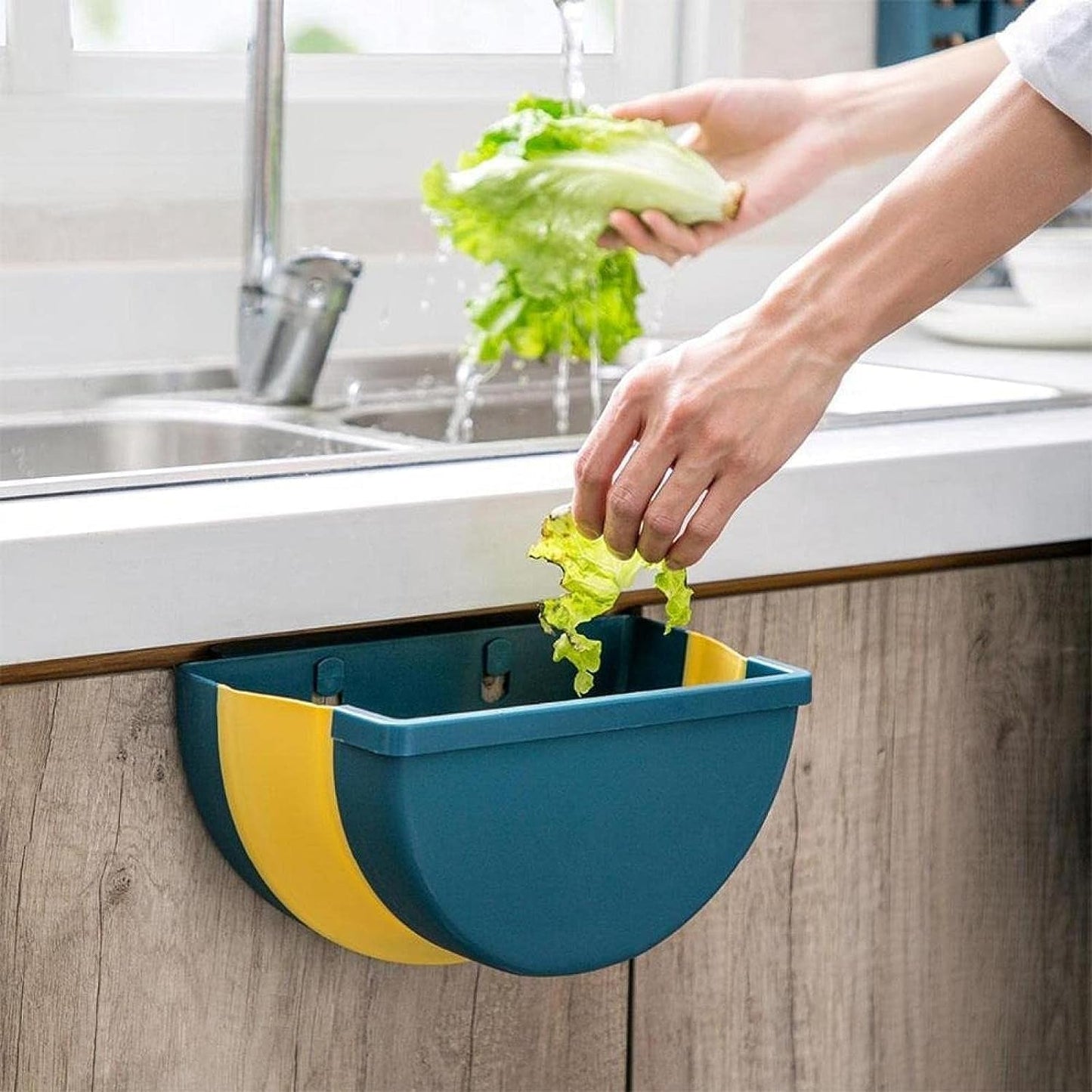 Wall Mounted Hanging Trash Can With Adhesive Hook, Garbage Bin for Kitchen Cabinet Door, Small Collapsible Foldable Waste Bins, Hanging Trash Holder for Bathroom Bedroom Office Car, Portable (1 Pc)