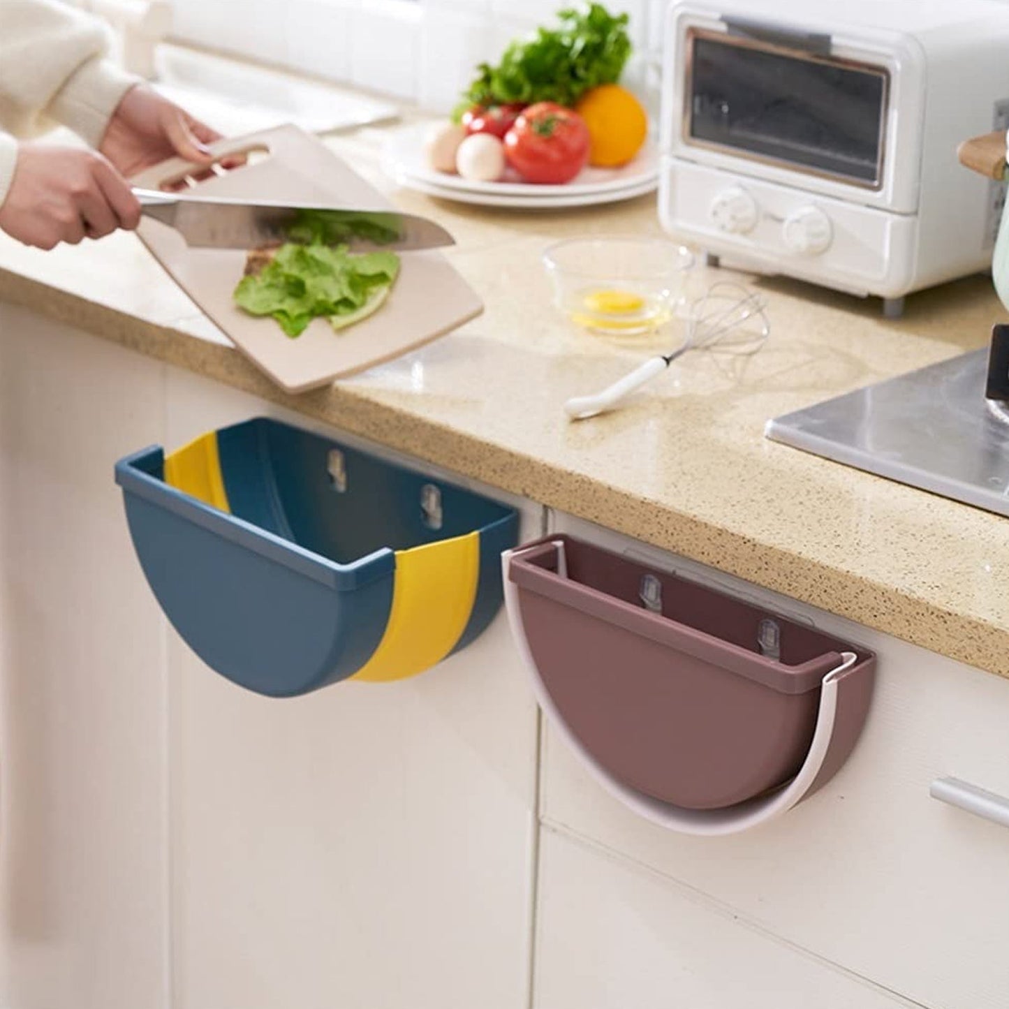 Wall Mounted Hanging Trash Can With Adhesive Hook, Garbage Bin for Kitchen Cabinet Door, Small Collapsible Foldable Waste Bins, Hanging Trash Holder for Bathroom Bedroom Office Car, Portable (1 Pc)