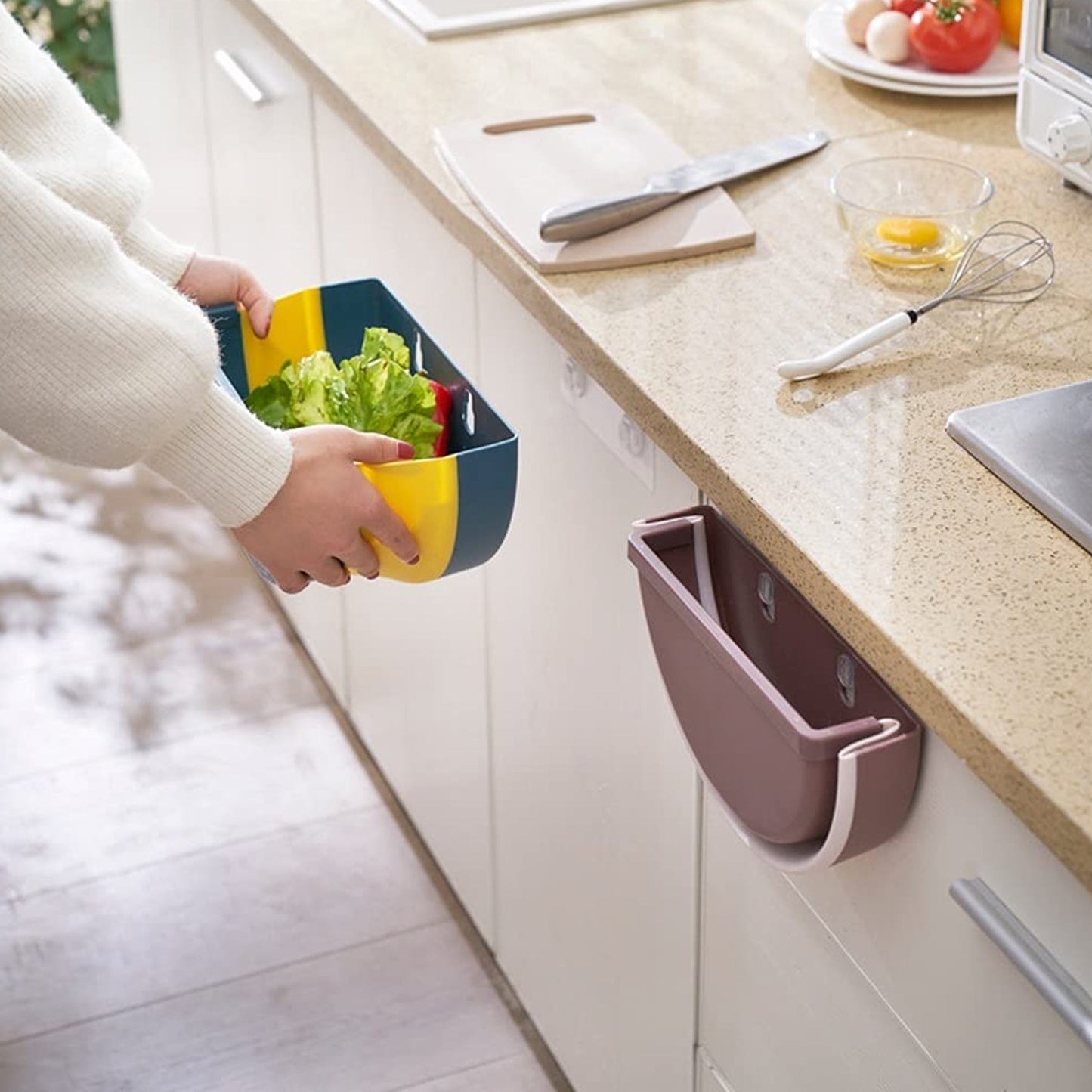 Wall Mounted Hanging Trash Can With Adhesive Hook, Garbage Bin for Kitchen Cabinet Door, Small Collapsible Foldable Waste Bins, Hanging Trash Holder for Bathroom Bedroom Office Car, Portable (1 Pc)