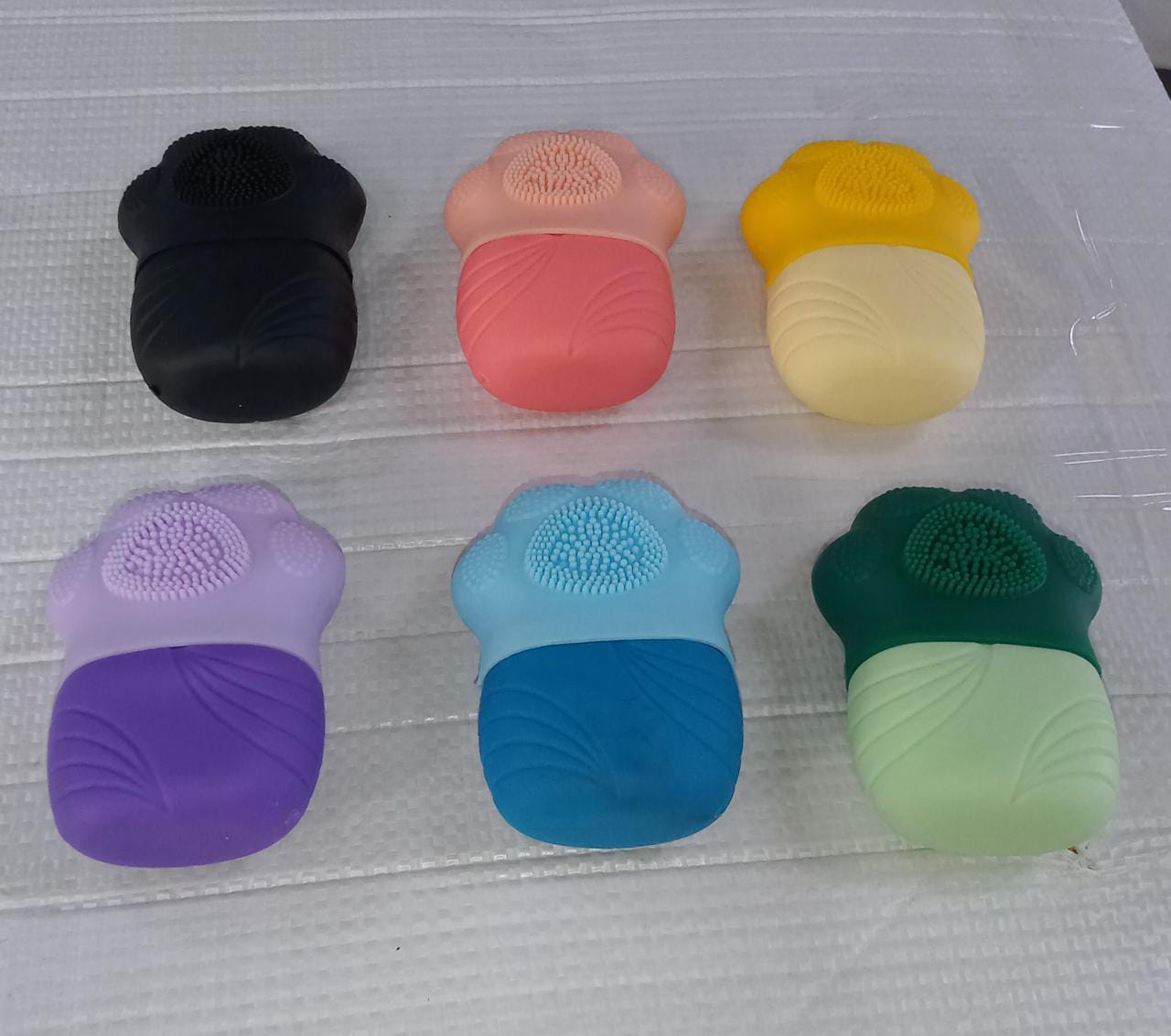 Non Slip Silicone Face Ice Cubes Easy Grip New Unique Shape ice Roller Base Reusable for Beauty ( 1 pc )