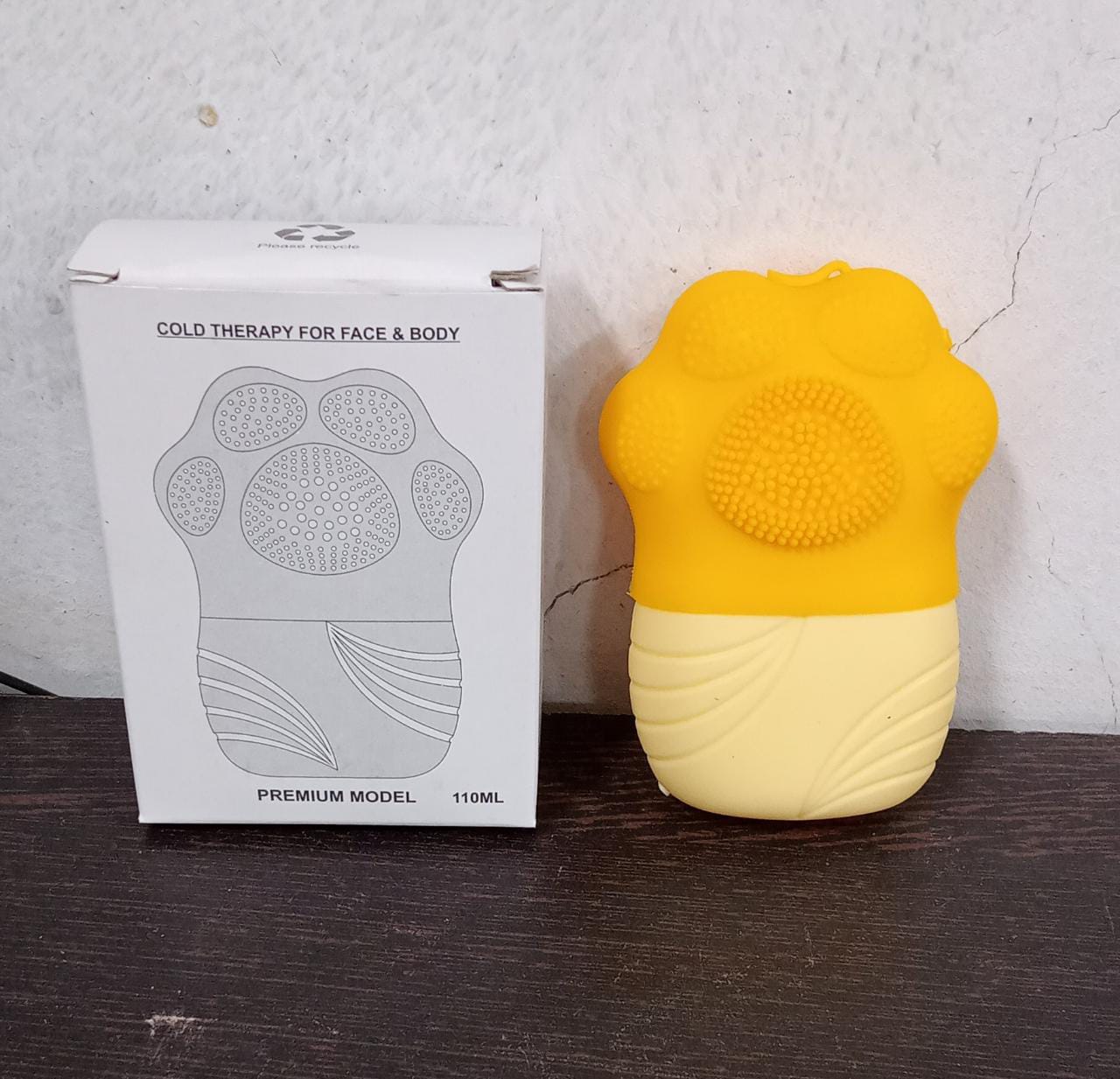 Non Slip Silicone Face Ice Cubes Easy Grip New Unique Shape ice Roller Base Reusable for Beauty ( 1 pc )